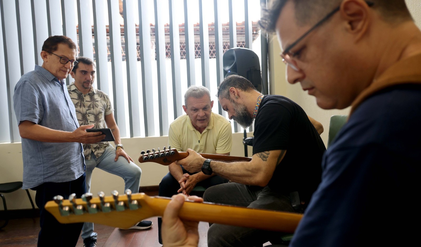 sarto conversa com professores de música